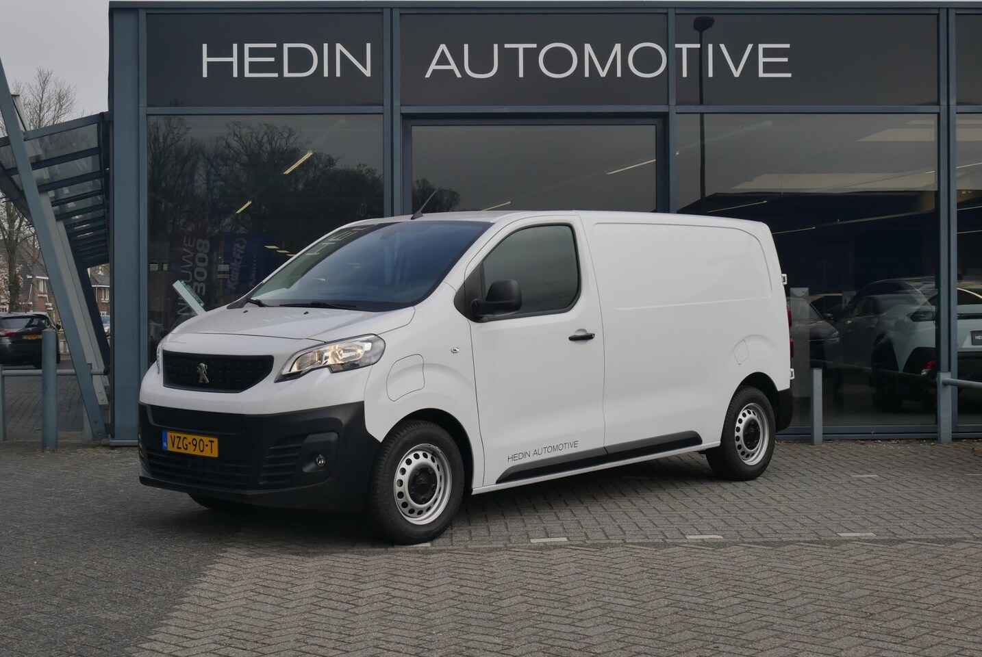 Peugeot e-Expert - EV L2 50 kWh 136PK 3-Pers. | Airconditioning | Cruise Control | Bluetooth | Zijschuifdeur - AutoWereld.nl