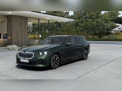 BMW 5-serie Touring - 530e M Sport Automaat / Trekhaak / Panoramadak / Comfort Access / Harman Kardon / Adaptiev