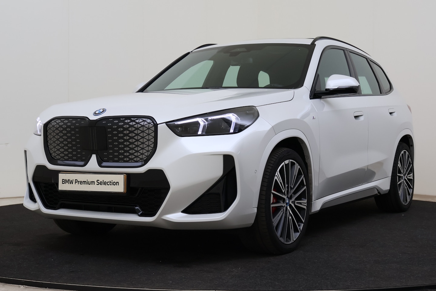 BMW iX1 - eDrive20 M Sport / Panoramadak / Sportstoelen / Comfort Access / Achteruitrijcamera / Stoe - AutoWereld.nl