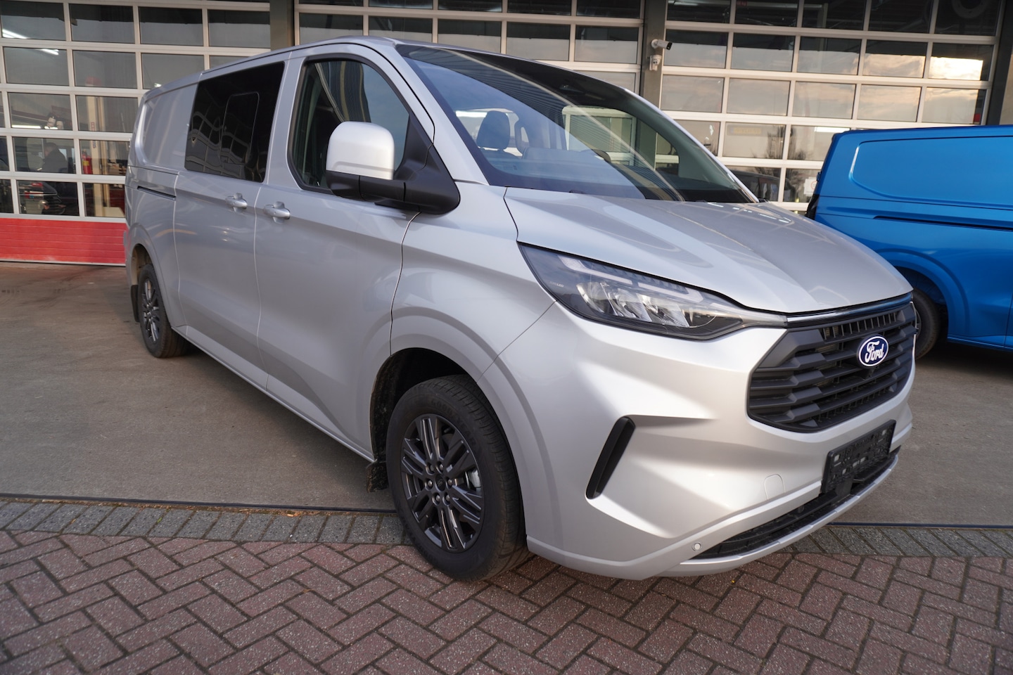 Ford Transit Custom - 320L 2.0 TDCI 170PK L2H1 Limited DubbelCabine Automaat Schuifdeur L/R Nr. V062 | Airco | A - AutoWereld.nl
