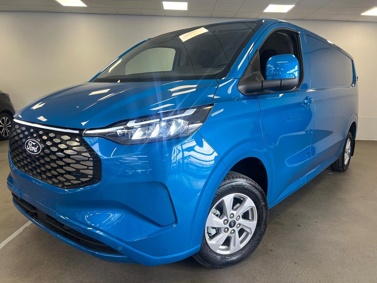 Ford E-Transit Cust. - 320 L2H1 Limited 65 kWh - AutoWereld.nl