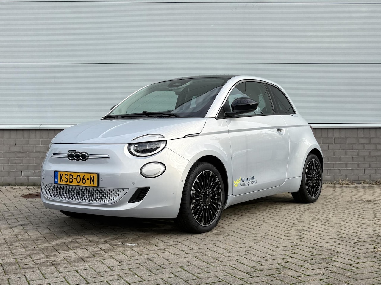 Fiat 500 - La Prima 42 kWh | Achteruitrijcamera | Parkeersensoren Voor & Achter | Panoramadak - AutoWereld.nl