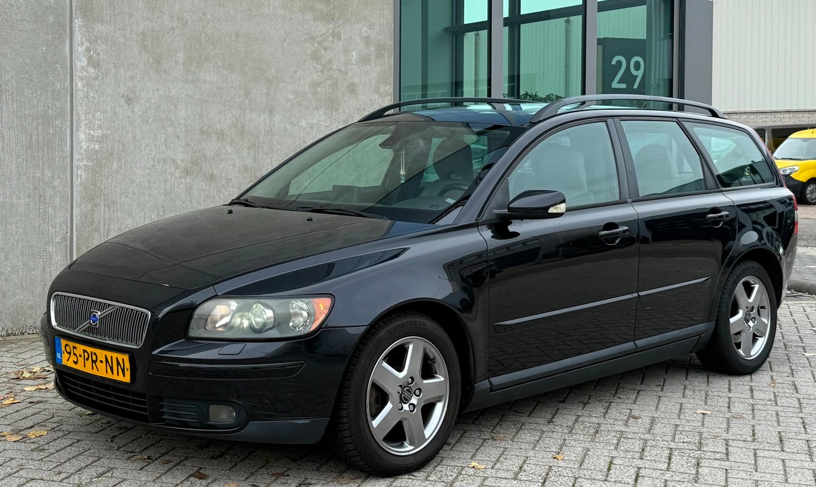Volvo V50 - 2.4i Exclusive 2004 Zwart AUT|NAP|MEMORY|CRUISE - AutoWereld.nl