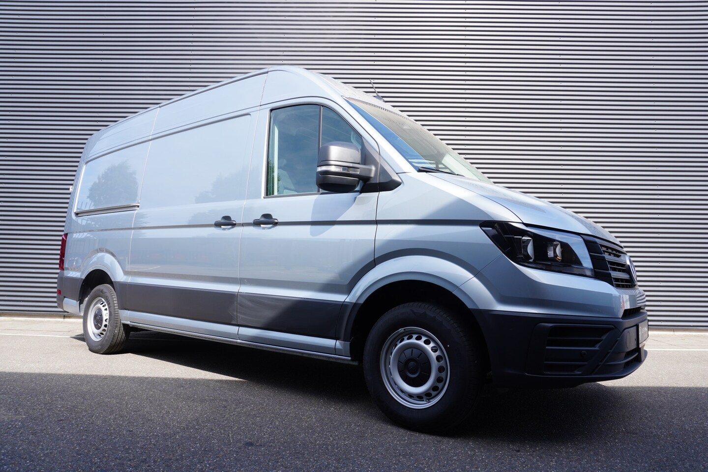 Volkswagen Crafter - 35 2.0 TDI L3H3 Trendline 35 2.0 TDI 140PK L3H3 Trendline, Modeljaar 2025, App Connect, Trekhaak - AutoWereld.nl