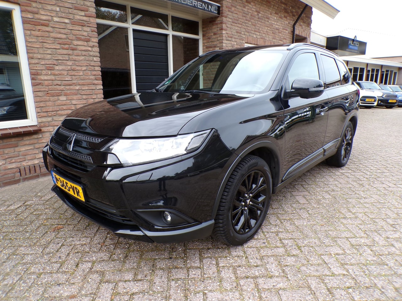 Mitsubishi Outlander - 2.0 Instyle Automaat / Navi /Schuifdak / Trekhaak - AutoWereld.nl