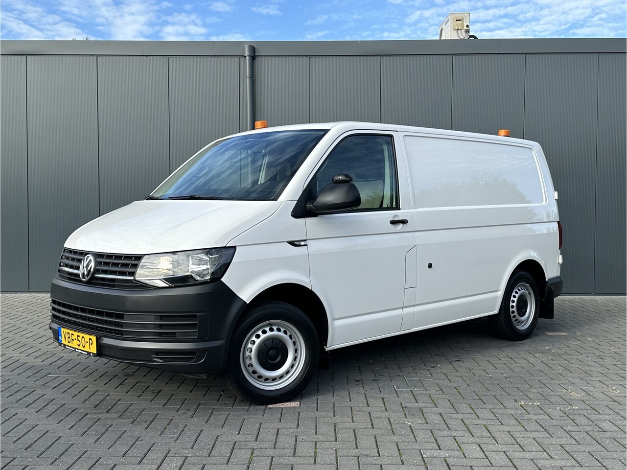 Volkswagen Transporter - 2.0 TDI 102 PK / L1H1 / BOTT INRICHTING SERVICEBUS / 1e EIGENAAR / TREKHAAK / AIRCO / CRUI - AutoWereld.nl