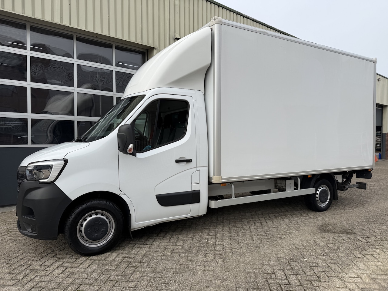 Renault Master - T35 2.3 dCi 145 Bakwagen+Laadklep Airco,Cruise,3 persoons - AutoWereld.nl