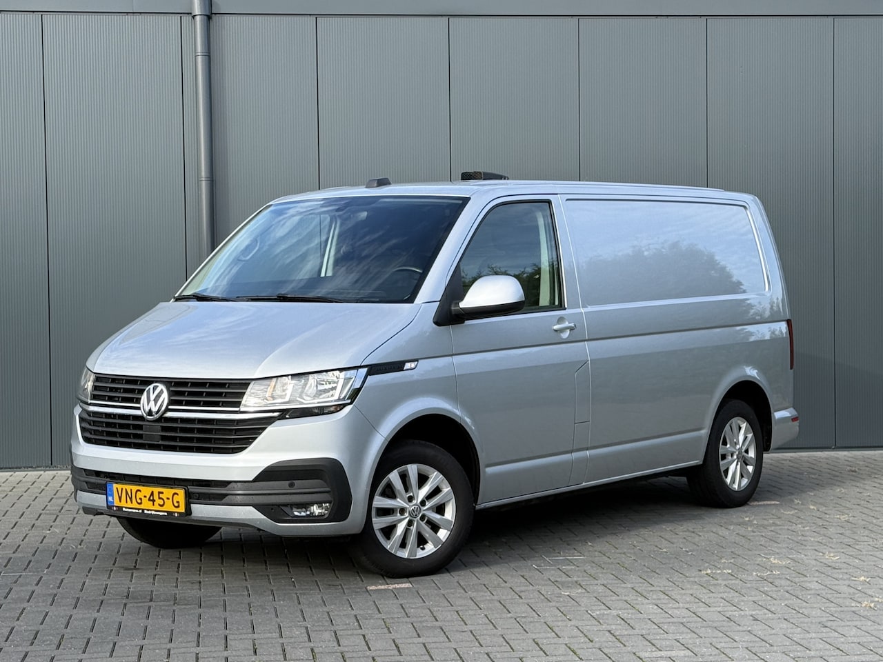 Volkswagen Transporter - 2.0 TDI 150 PK HIGHLINE / DSG AUTOMAAT / L1H1 / SORTIMO INRICHTING / TREKHAAK / CAMERA / A - AutoWereld.nl