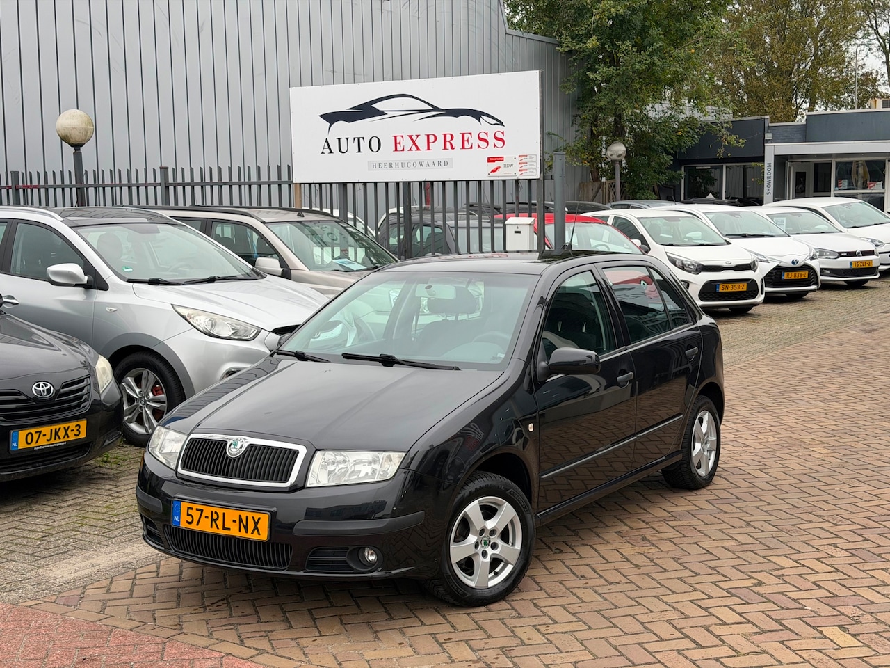 Skoda Fabia - 1.4-16V Elegance/Airco/Cruise/Trekhaak/Pdc//Nap/Apk/2 sleutels aanwezig - AutoWereld.nl