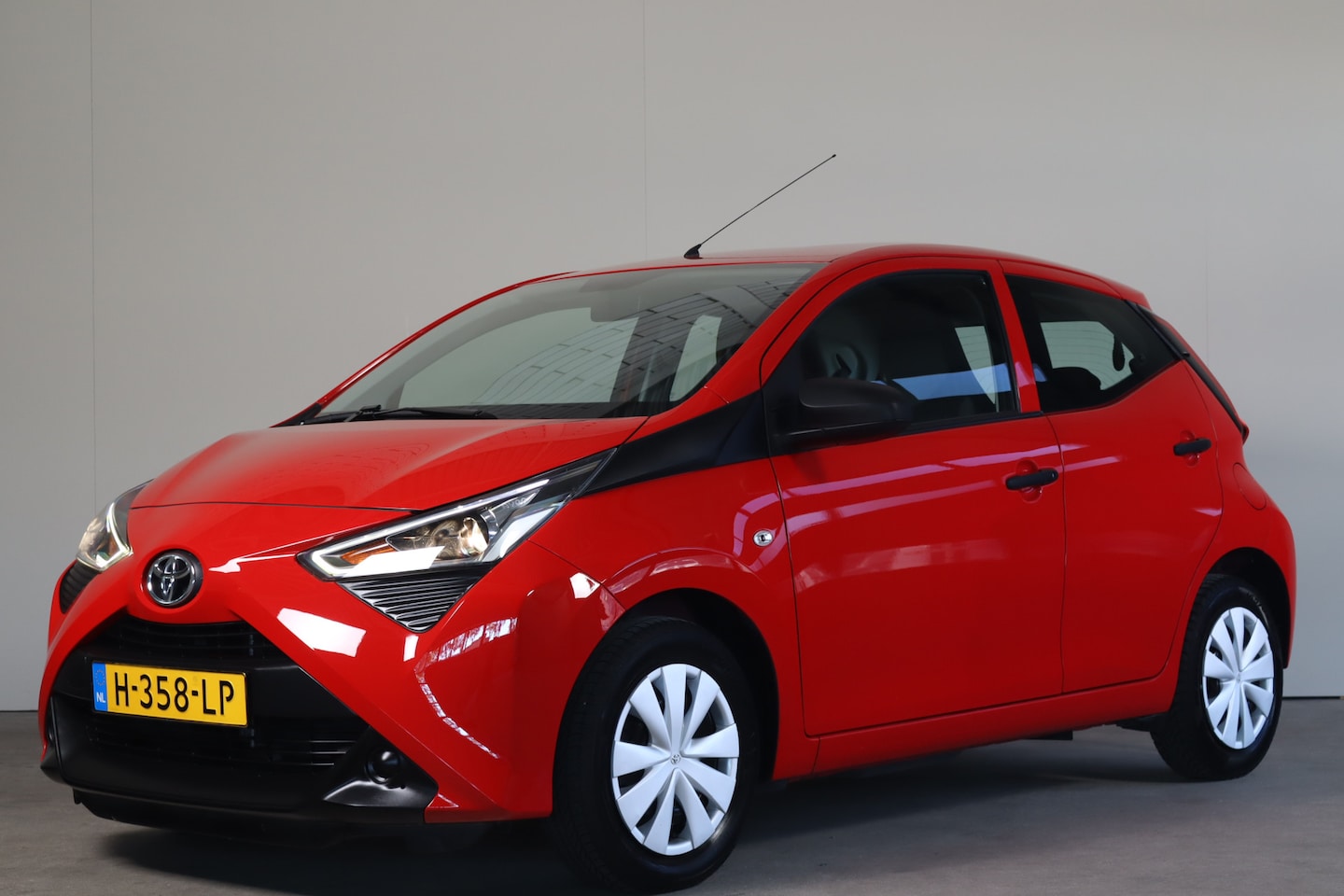 Toyota Aygo - 1.0 VVT-i x-fun NL-Auto!! Airco I Led dagrijverlichting - AutoWereld.nl