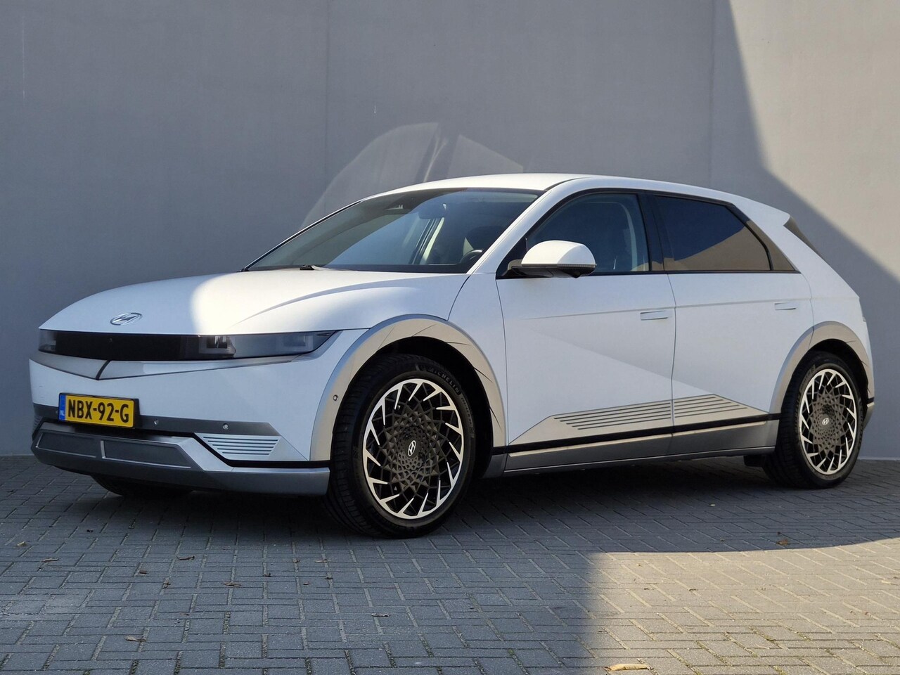 Hyundai IONIQ 5 - Lounge 77.4 kWh / SOH 99% / Fabrieksgarantie tot 07-2028 / Dealer onderhouden / 1.600 kg a - AutoWereld.nl