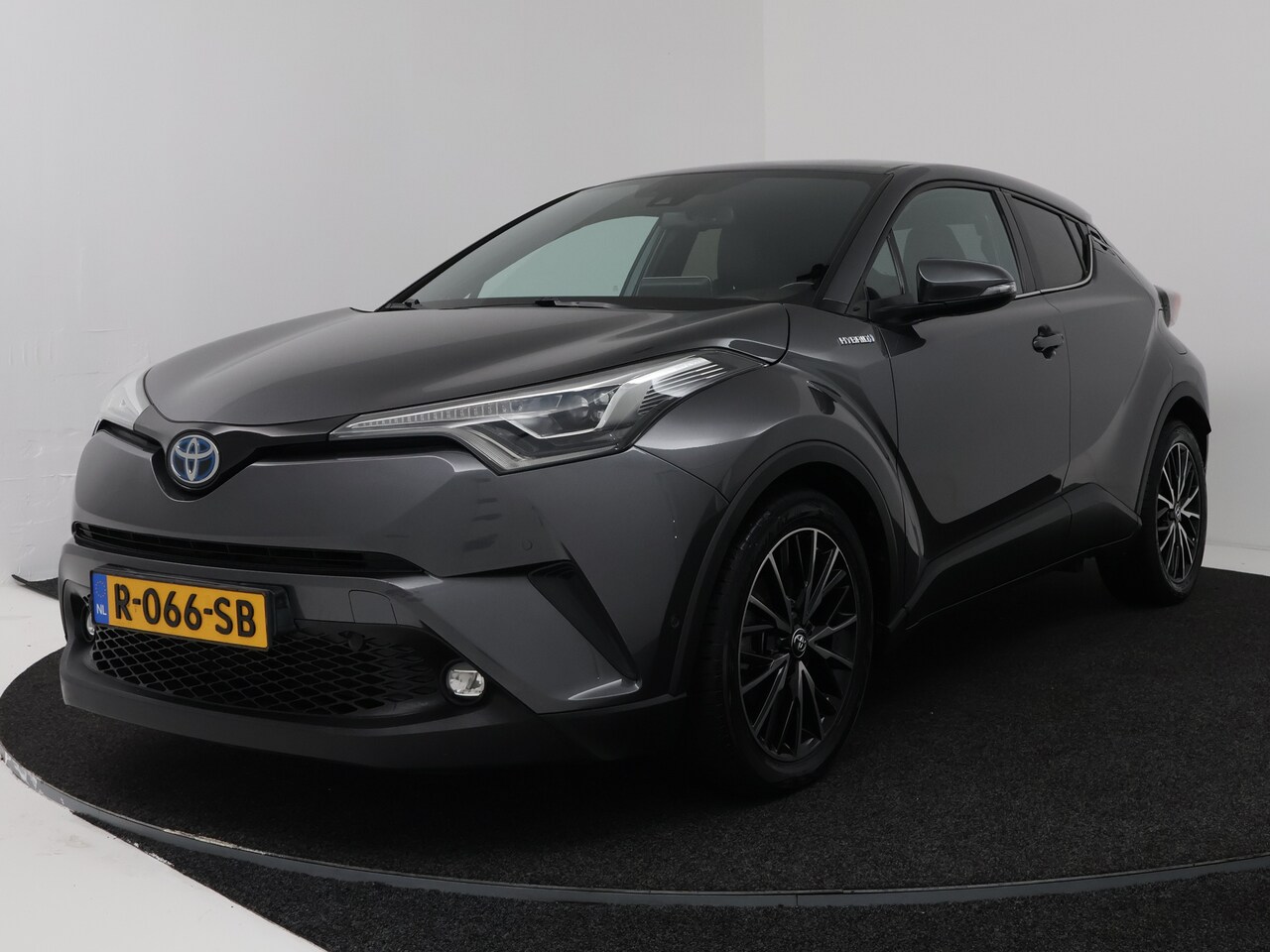 Toyota C-HR - 1.8 Hybrid Executive Bi-Tone | Navigatie | JBL | PDC | BLS | Leder | - AutoWereld.nl