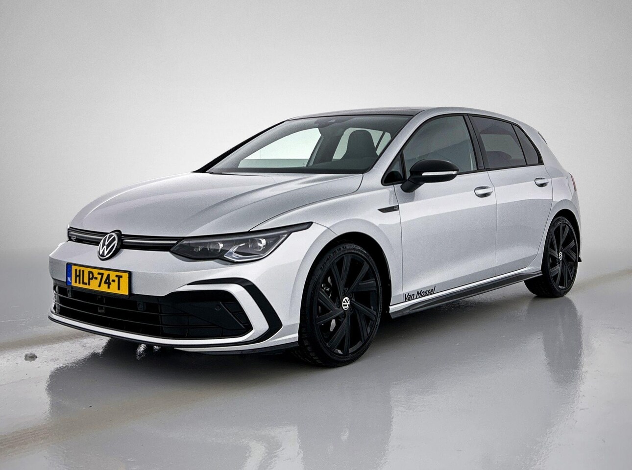 Volkswagen Golf - 1.5 eTSI R-Line Business | APPLE CARPLAY | PANORAMADAK | IQ LIGHTS | BLACK STYLE DESIGN | - AutoWereld.nl