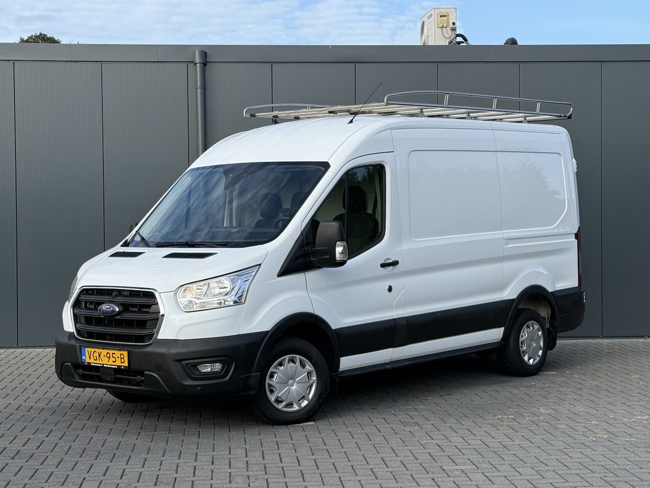 Ford Transit - 2.0 TDCI / L2H2 / 1e EIG. / IMPERIAAL + LADDER / TREKHAAK / CRUISE / AIRCO / 3-ZITS / STOE - AutoWereld.nl