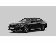 BMW 5-serie - 550e xDrive | M-Sportpakket Pro | 20'' M-Lichtmetaalvelgen Sterspaak | Harman Kardon | Ach