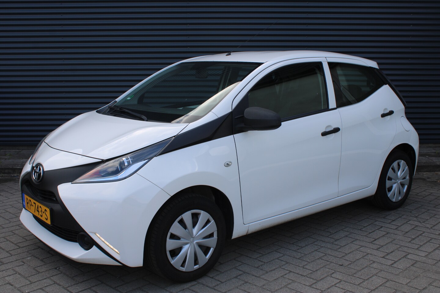 Toyota Aygo - 1.0 VVT-i x-fun Airco Bluetooth NAP - AutoWereld.nl