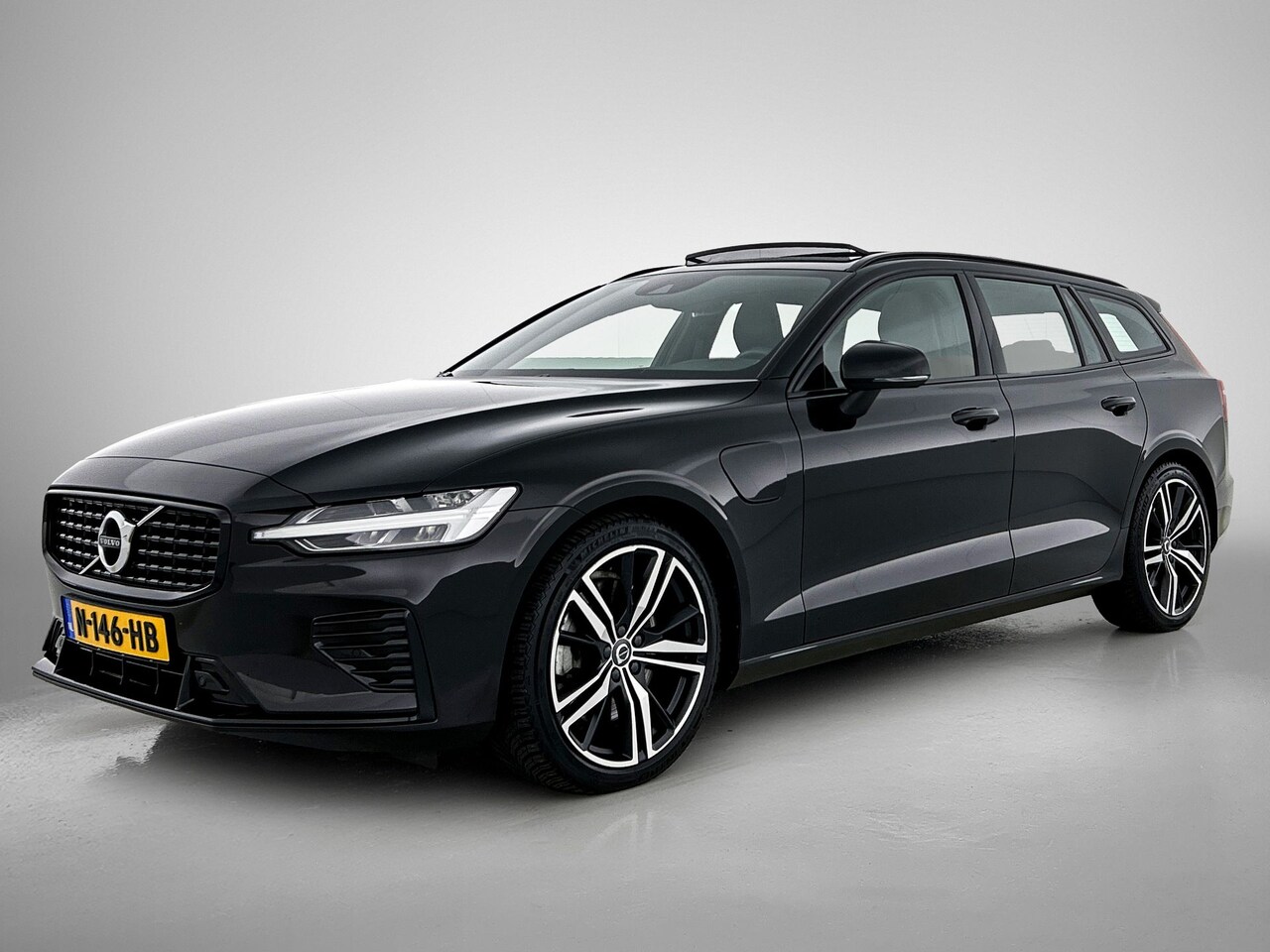 Volvo V60 - T8 Hybride AWD R-Design SOH 94% / Panoramadak / Leder / Navigatie / Adap. Cruise / Pdc.V+A - AutoWereld.nl