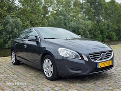 Volvo S60 - 1.6 T3 Kinetic 2e eigenaar lage km airco cruis control navigatie parkeer sensor