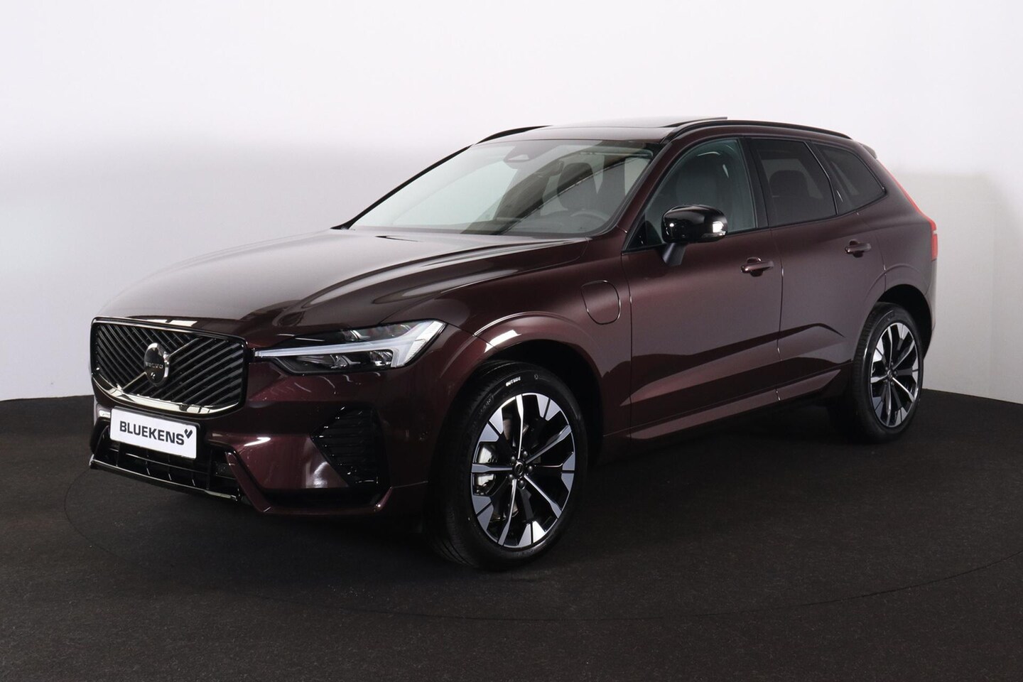 Volvo XC60 - T8 Recharge AWD Ultra Dark - Panorama/schuifdak - IntelliSafe Assist & Surround - 360º Cam - AutoWereld.nl