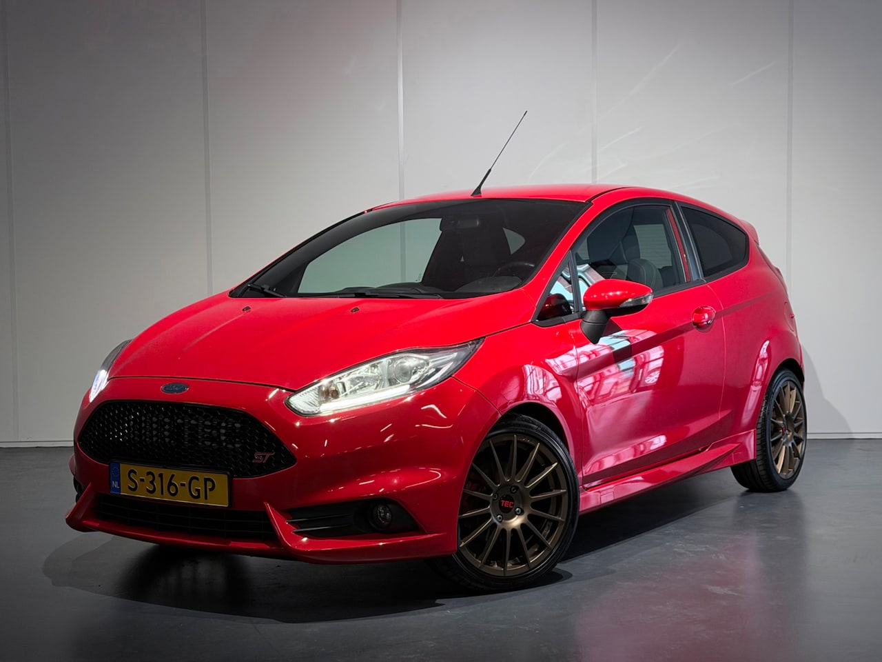 Ford Fiesta - 1.6 ST2 /Airco/Keyless/Recaro/Sfeer/LMV - AutoWereld.nl