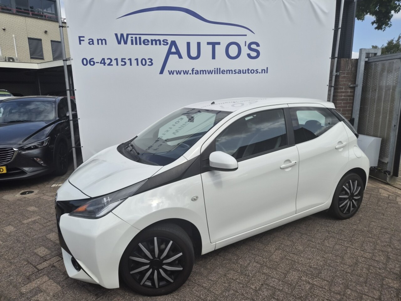 Toyota Aygo - 1.0 VVT-i x-play Navi Camera nieuwe koppeling - AutoWereld.nl