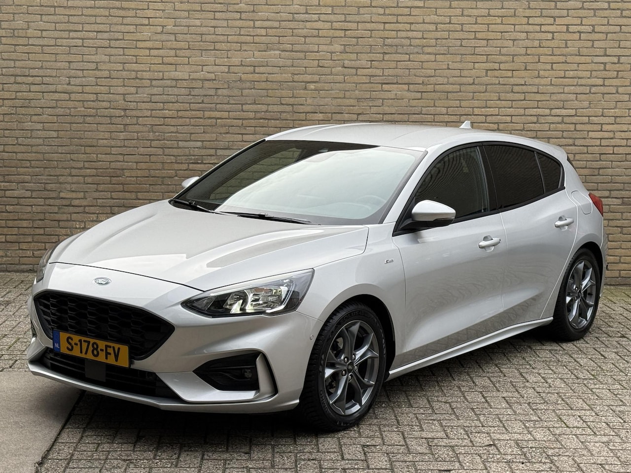 Ford Focus - 1.0 EcoBoost 125pk ST line Automaat | Navigatie | Trekhaak | Camera | Apple CarPlay / Andr - AutoWereld.nl