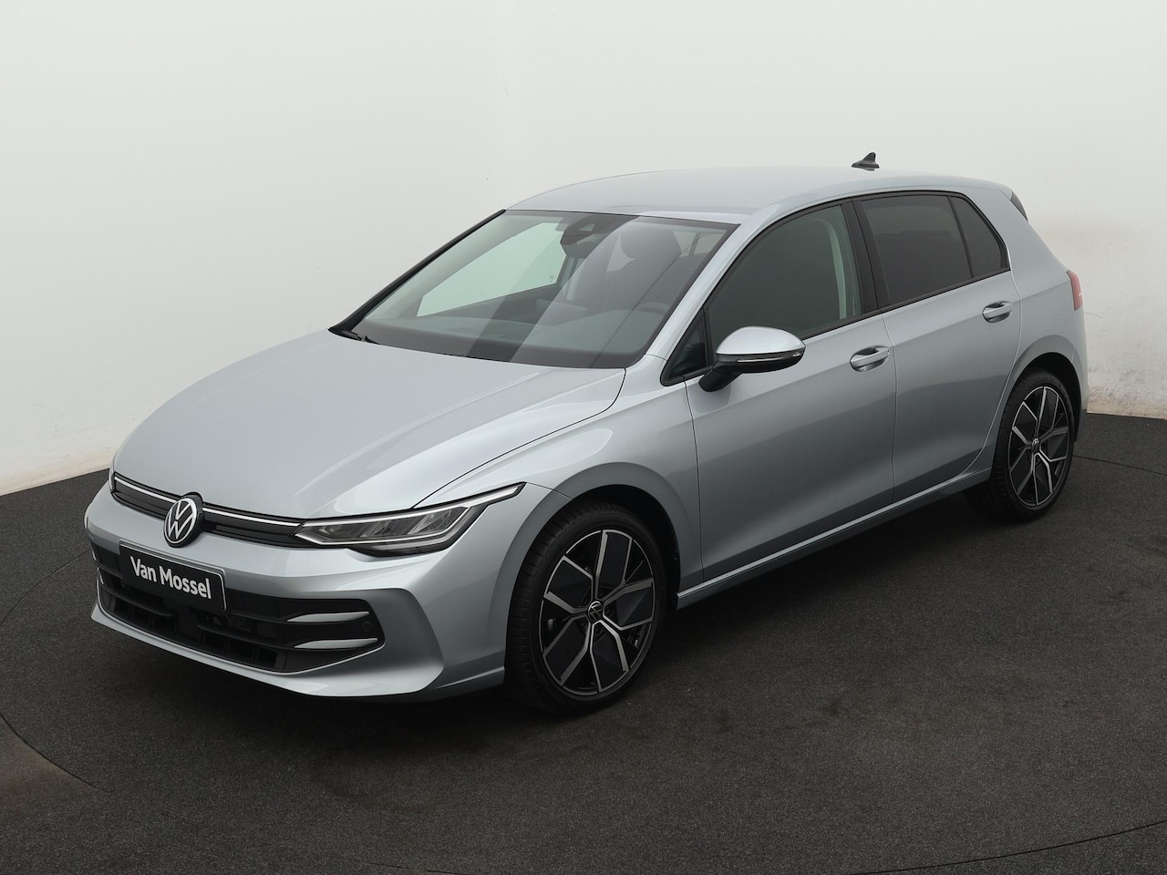 Volkswagen Golf - 1.5 TSI Oranje Edition 116 PK | EM | Apple Carplay | 18" Lichtmetalen velgen | Climate con - AutoWereld.nl