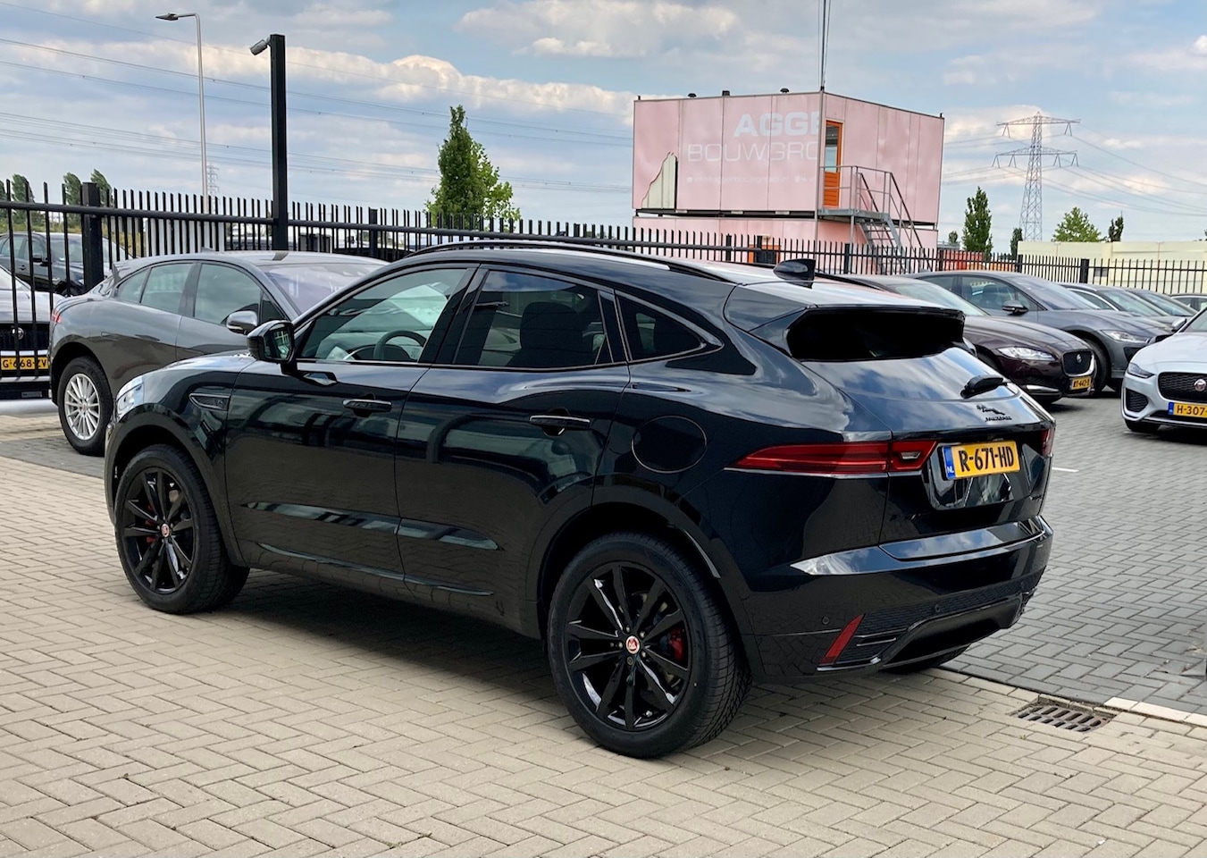 Jaguar E-Pace - 2.0 P300e AWD R-Dynamic SE E-PACE R-DYNAMIC SE  Plug-in Hybride 227 kW/309 pk - AutoWereld.nl