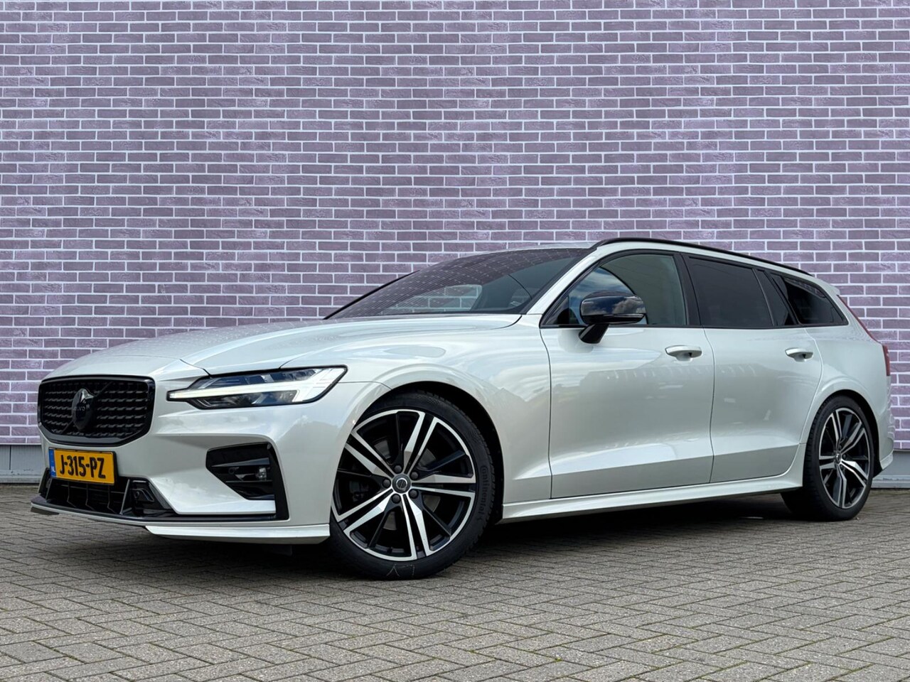 Volvo V60 - 2.0 T4 R-Design | Trekhaak | Harman Kardon Audio | Achteruitrijcamera | Parkeersensoren | - AutoWereld.nl