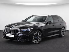 BMW 5-serie Touring - 530e M Sport Automaat / Trekhaak / Stoelventilatie / Achteruitrijcamera / Comfort Access /