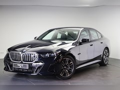 BMW i5 - eDrive40 M Sport / Adaptieve LED / Achteruitrijcamera / M Sportonderstel / Harman-Kardon /