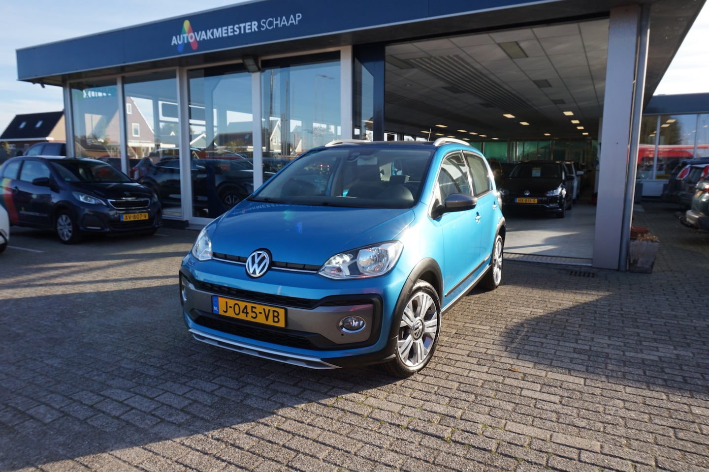 Volkswagen Up! - 1.0 BMT cross up! 1.0 BMT cross up! ,49dkm , Automaat , cruise , Incl 12 mnd bovag garantie - AutoWereld.nl