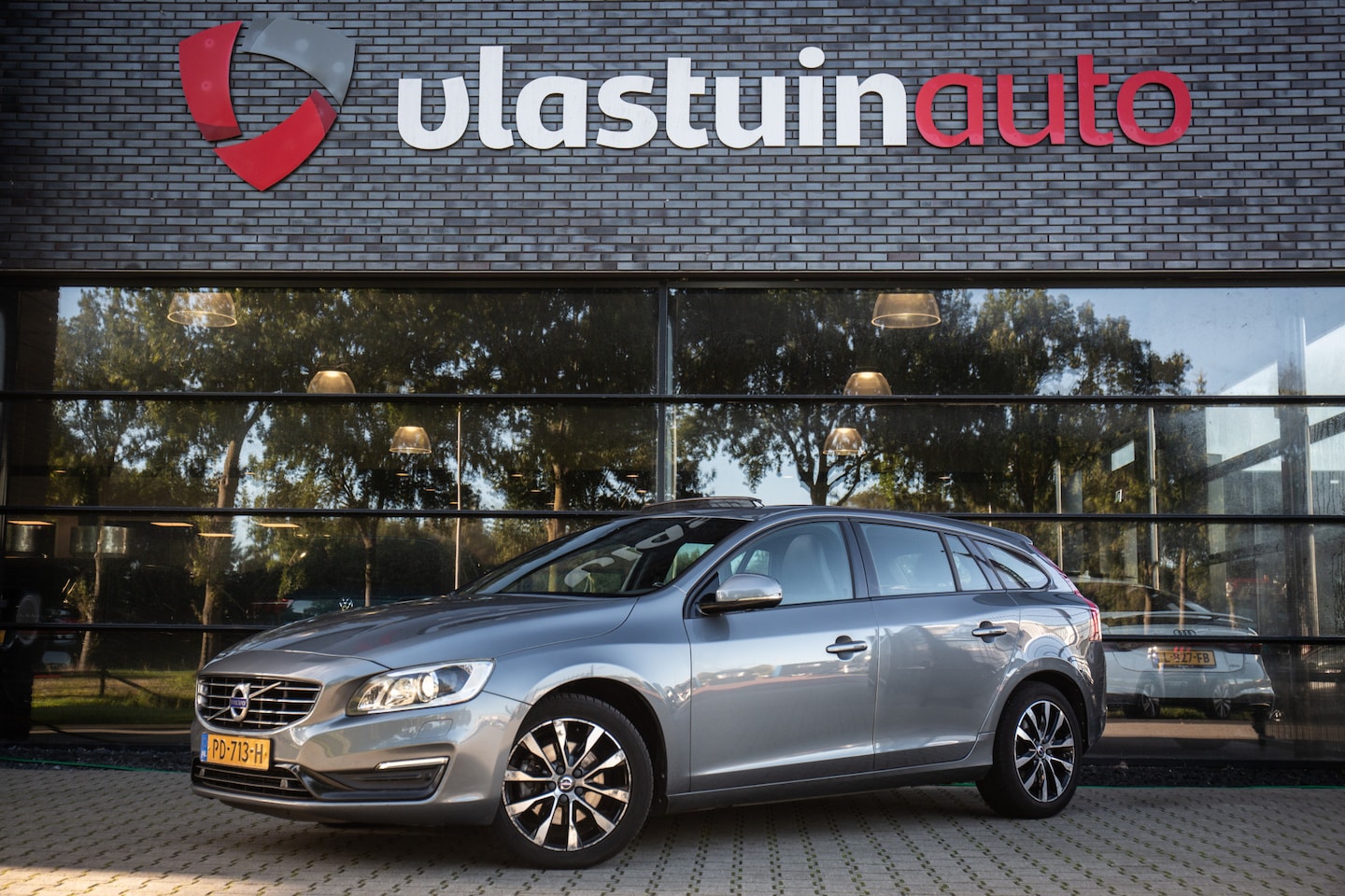 Volvo V60 - 2.0 T4 Polar+ Dynamic , Trekhaak, Panoramadak, Leder, Camera, Origineel Nederlands - AutoWereld.nl