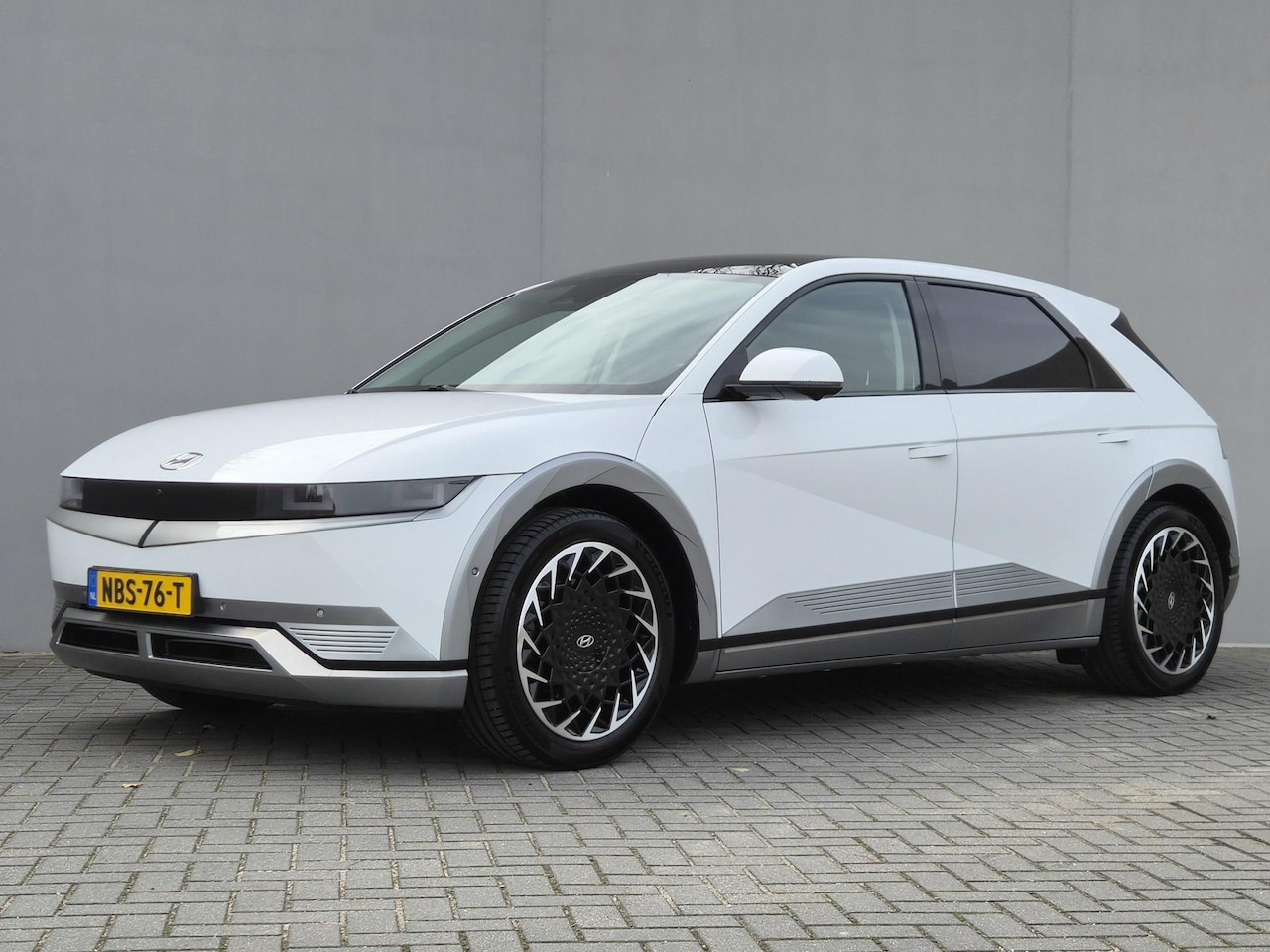 Hyundai IONIQ 5 - Lounge 77.4 kWh / SOH 99% / Dealer onderhouden / Trekhaak 1.600 kg / Panoramadak / warmtep - AutoWereld.nl
