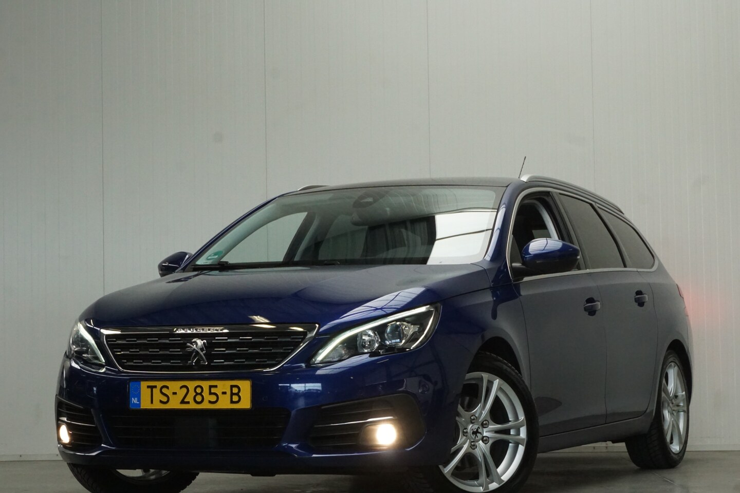 Peugeot 308 SW - 1.2 PureTech Blue Lease Premium 130 PK! AUTOMAAT! LEER CAMERA PANO CLIMA PDC CRUISE TREKHA - AutoWereld.nl