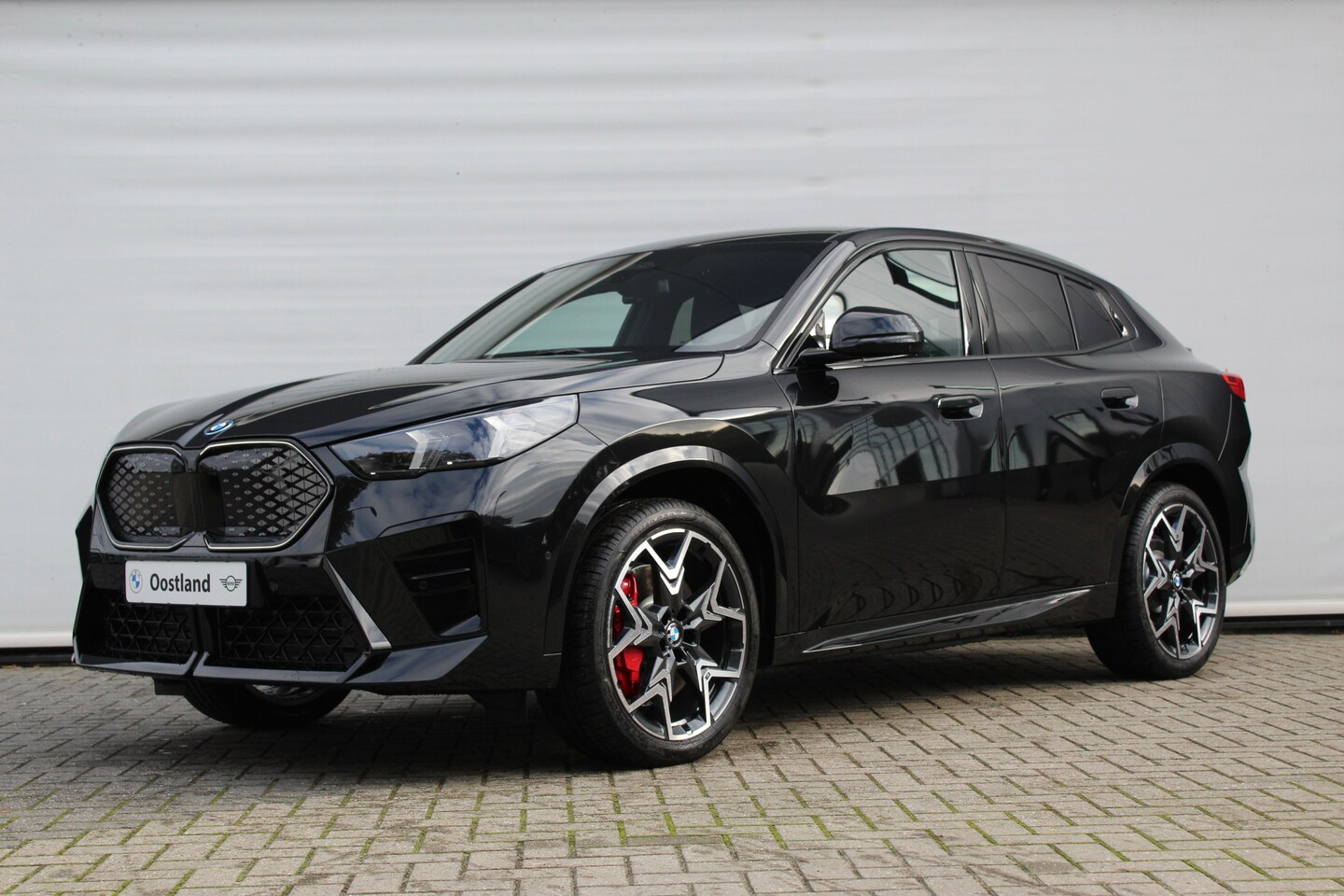 BMW iX2 - xDrive30 M Sport / Panoramadak / Trekhaak / Sportstoelen / M Adaptief onderstel / Comfort - AutoWereld.nl