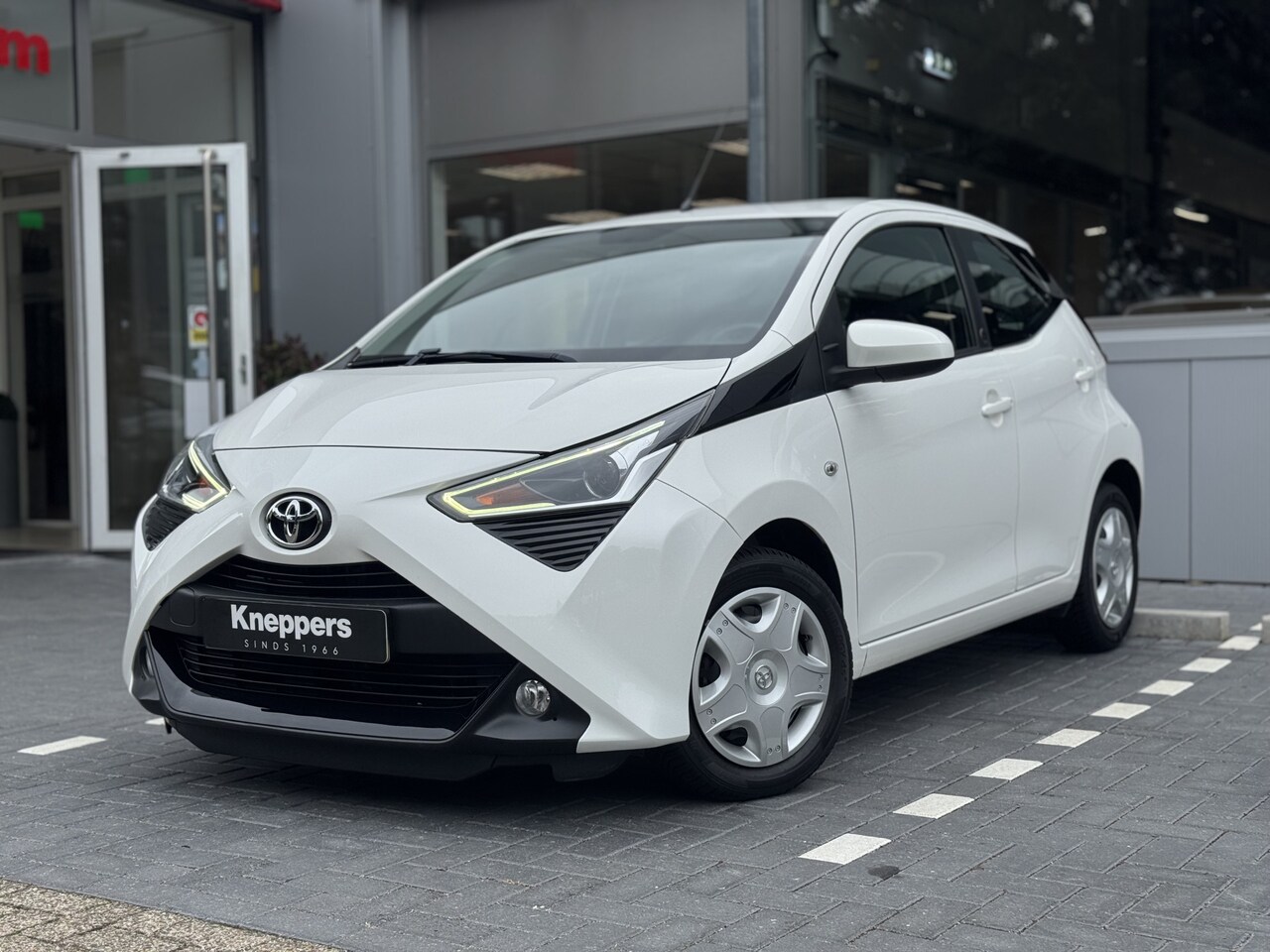 Toyota Aygo - 1.0 VVT-i x-play Automaat | GEEN AFLEVERKOSTEN | Airco, Apple/Android - AutoWereld.nl