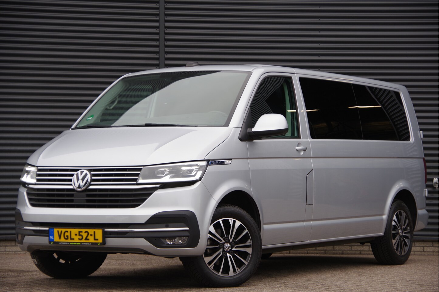 Volkswagen Transporter - 2.0 TDI L2 BULLI, 150PK AUT. GLASSLOOK, LED, TREKHAAK, VIRTUAL, ADAPT. CRUISE, NAVI, AIRCO - AutoWereld.nl