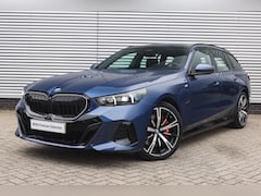 BMW 5-serie Touring - 550e xDrive M Sport Automaat / Trekhaak / Adaptieve LED / Adaptief onderstel professional
