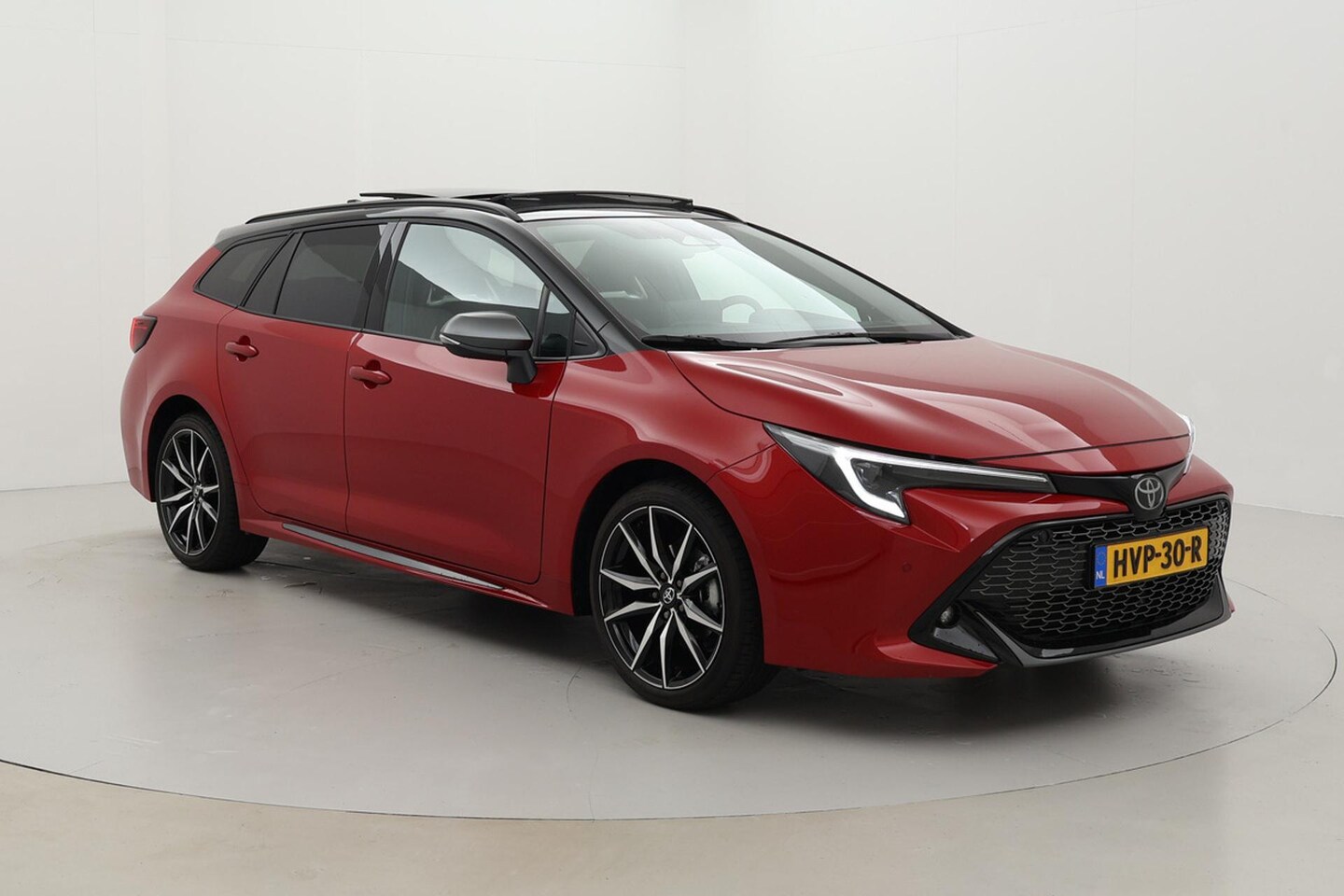 Toyota Corolla Touring Sports - Hybrid 140 GR Sport | Panoramadak | Dodehoek detectie | Head-up display | JBL | Stoelverwa - AutoWereld.nl
