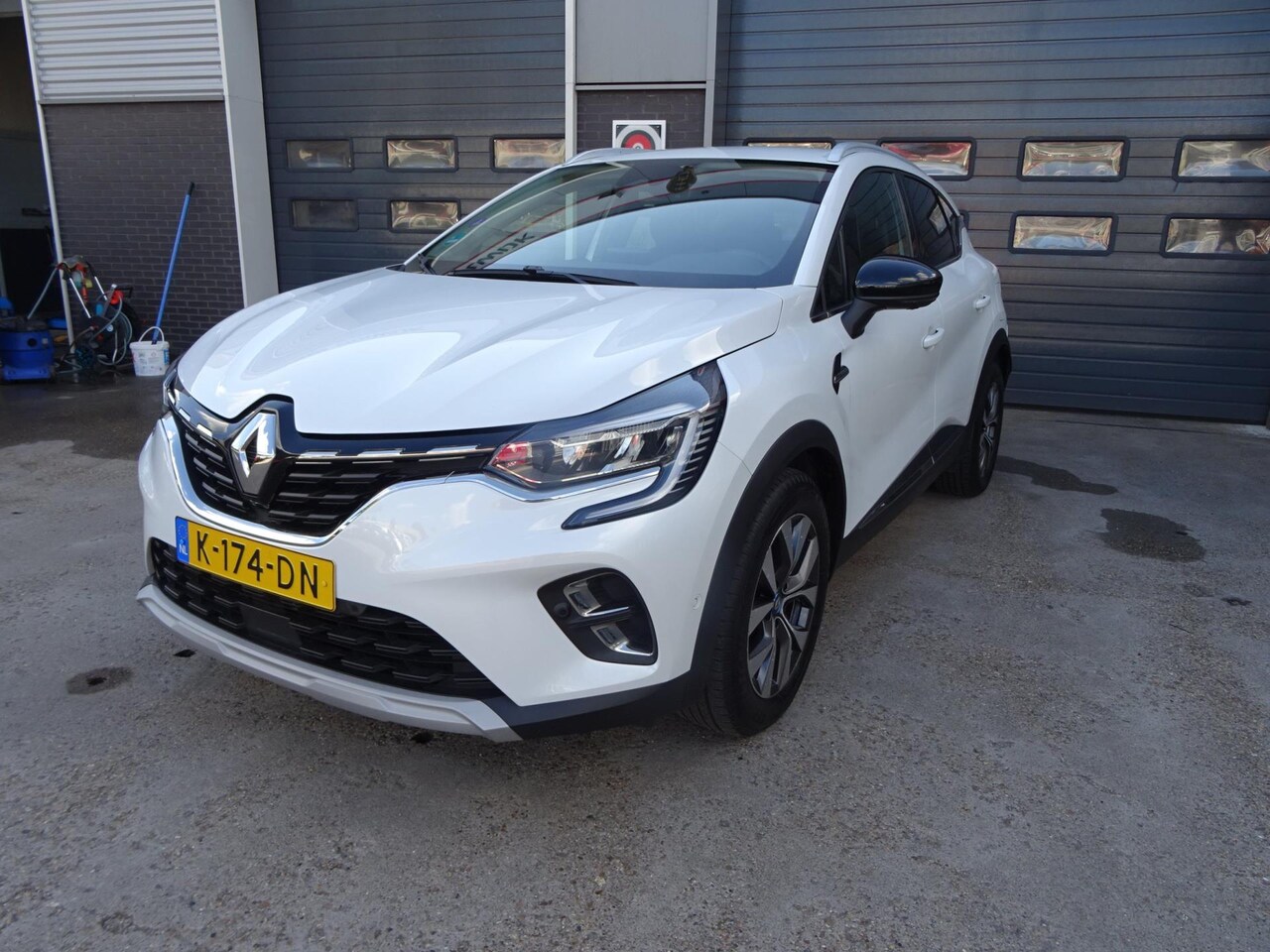 Renault Captur - 1.6 E-Tech Plug-in Hybrid 160 Intens, Parelmoer wit, Trekhaak, Lage KM. - AutoWereld.nl