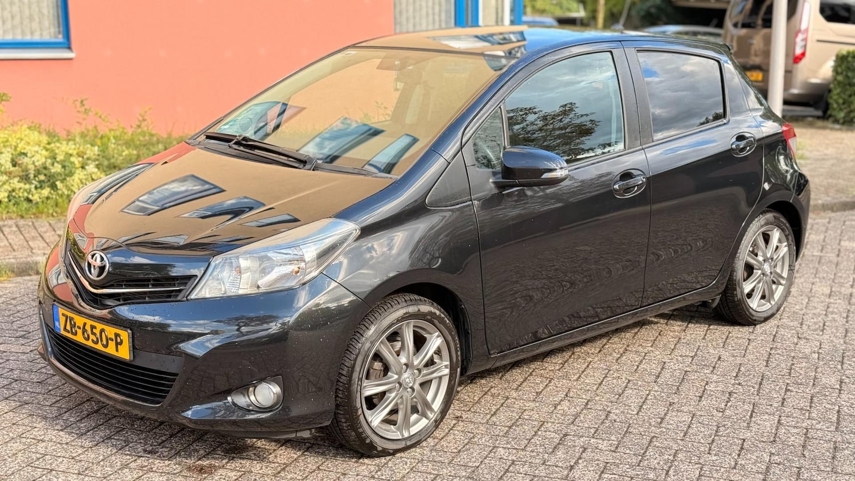 Toyota Yaris - 1.3 VVT-i Aspiration (Panoramadak, Camera) - AutoWereld.nl