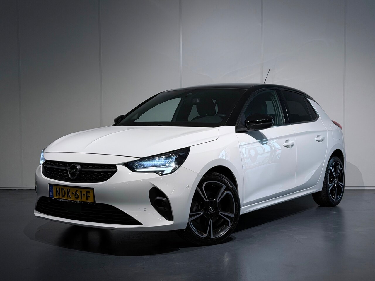 Opel Corsa - 1.2 Black Edition /Virtual/PANO/Clima/Cruise/LED/CarPlay/Leer/360°Camera/DodeHoek - AutoWereld.nl