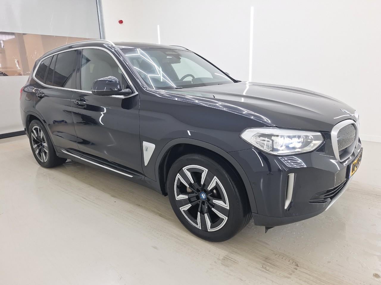 BMW iX3 - Executive 80 kWh SOH 97% WLTP 471KM +Led+Volleder+Pano-dak+Elek-Trekhaak+Vitrual+Camera =O - AutoWereld.nl