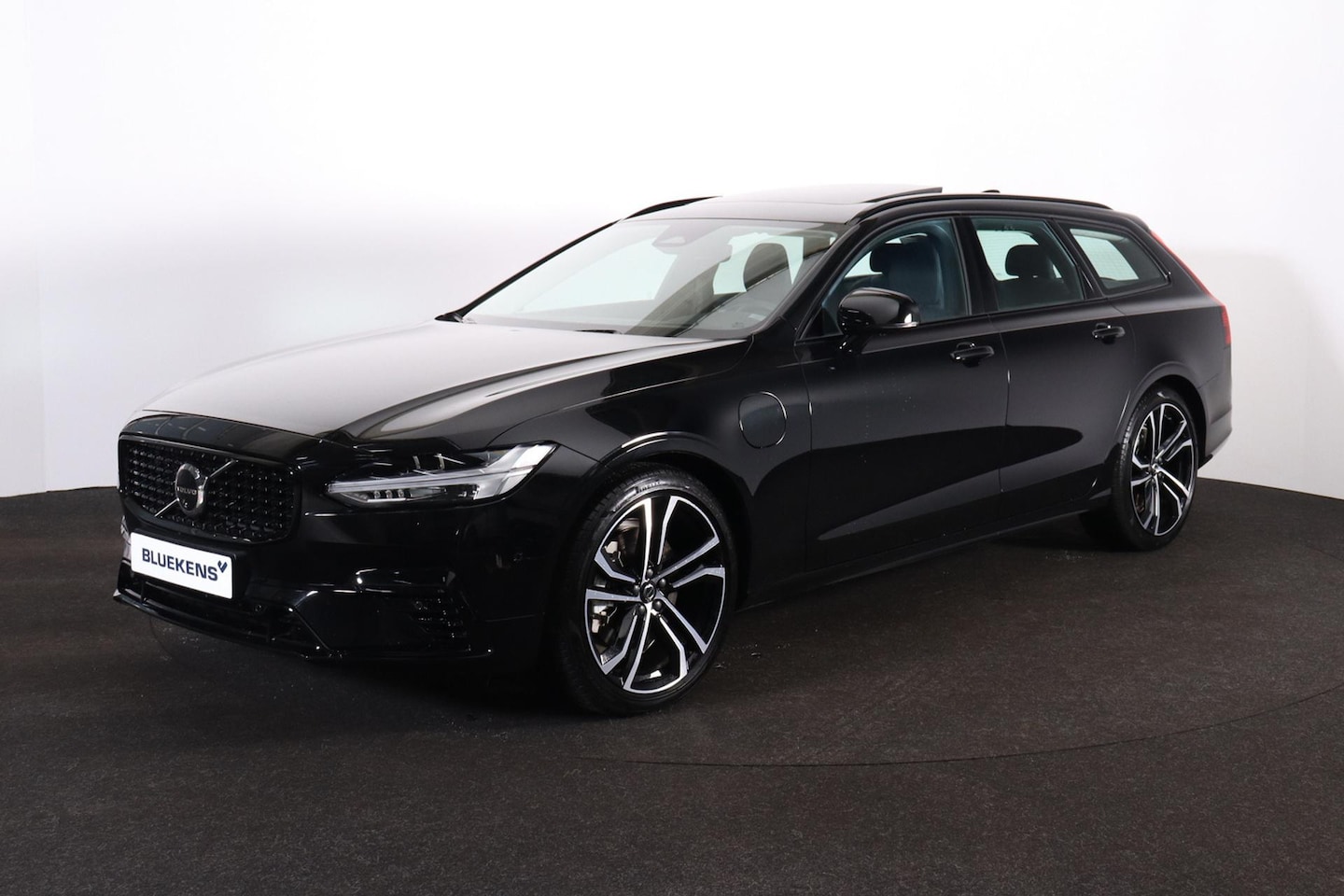 Volvo V90 - T6 Recharge AWD Ultra Dark - Luchtvering - Panorama/schuifdak - IntelliSafe Assist & Surro - AutoWereld.nl