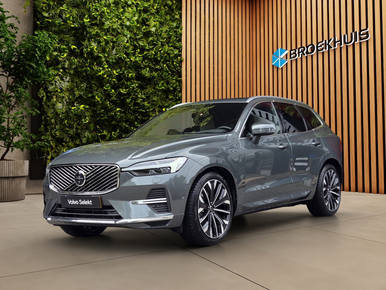 Volvo XC60 - 2.0 T6 AWD Recharge Ultra Bright | Luchtvering | 21" Velgen | Panoramadak | 360 Camera | M - AutoWereld.nl