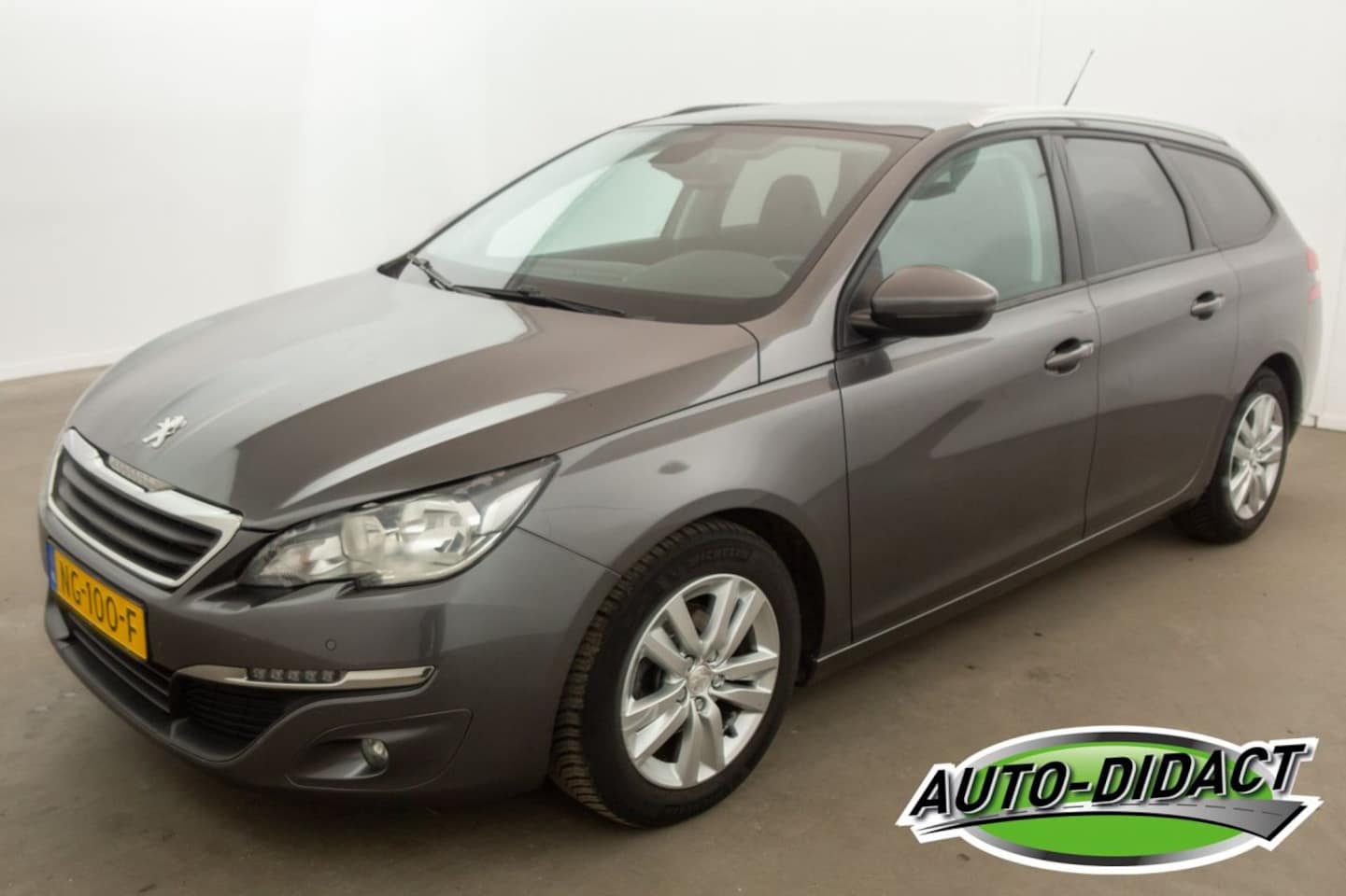 Peugeot 308 - 1.2 PureTech Pano Navi Clima Blue Lease Executive - AutoWereld.nl