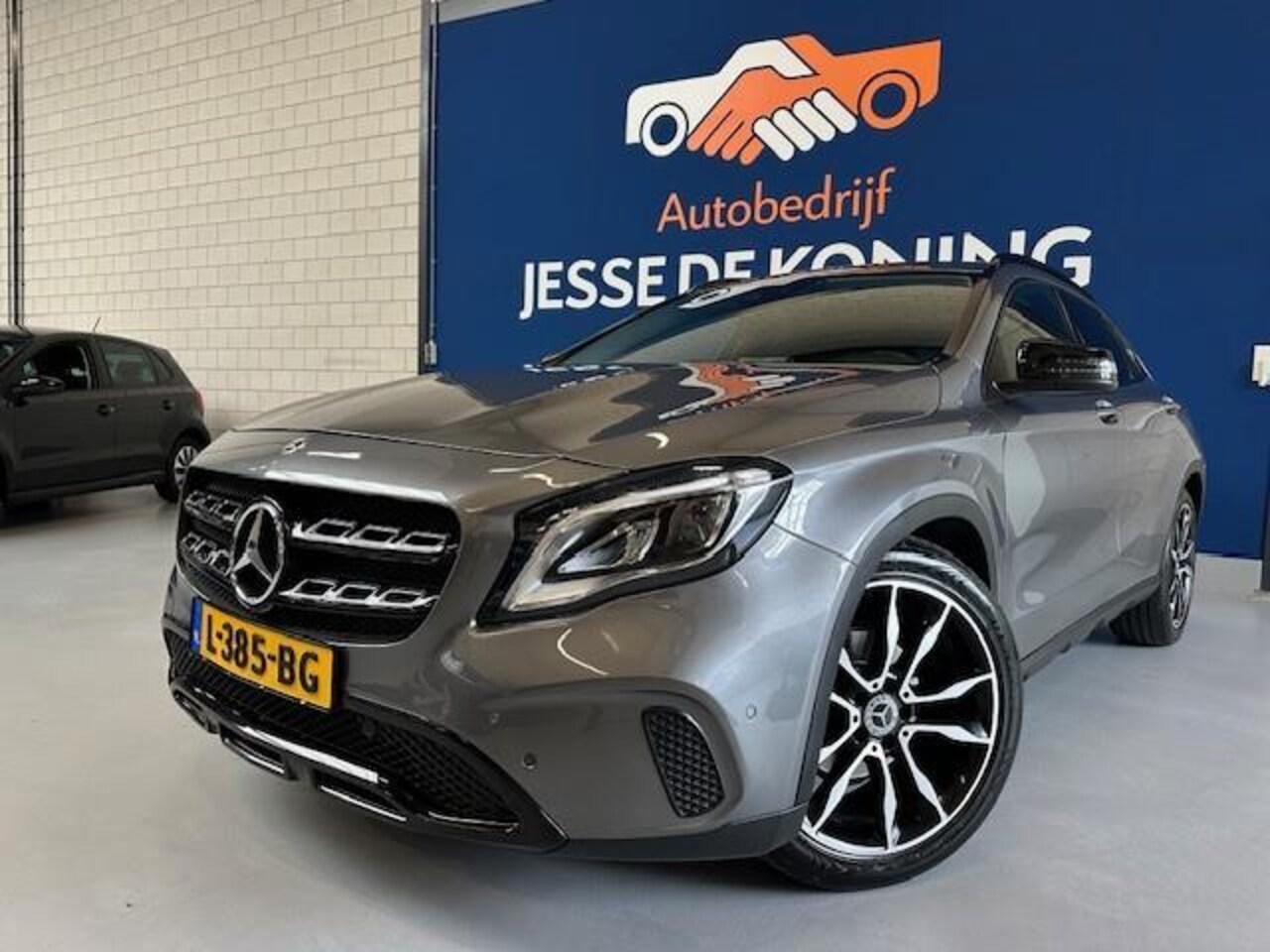 Mercedes-Benz GLA-Klasse - 200 Premium Plus Automaat/ bj.2018/ kleur : grijs/ navigatie/sportvelgen/NAP met 113439 km - AutoWereld.nl