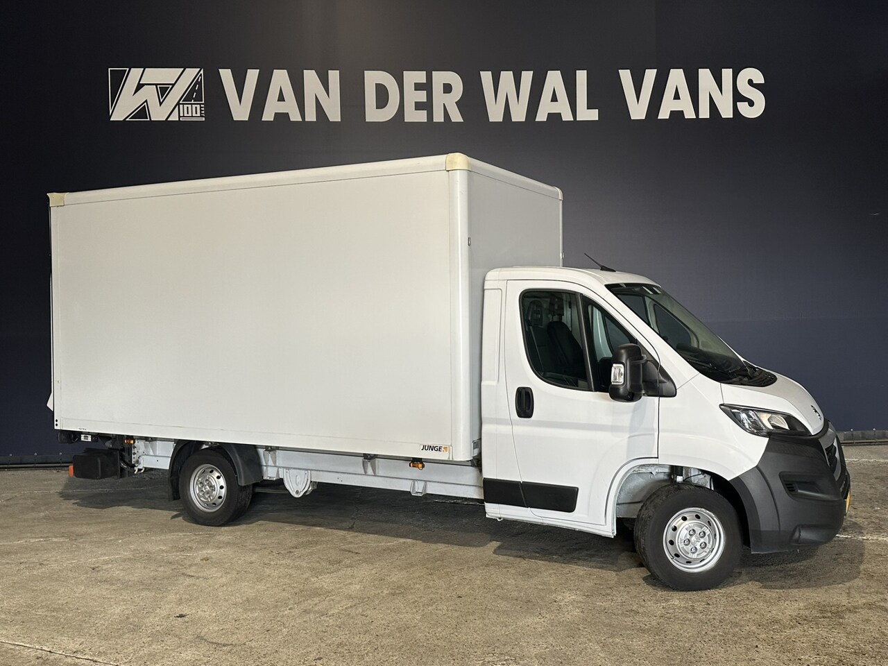 Peugeot Boxer - 2.2 BlueHDi 141pk Bakwagen 1055kg laadvermogen Laadklep Euro6 Airco | Camera | Bijrijdersb - AutoWereld.nl