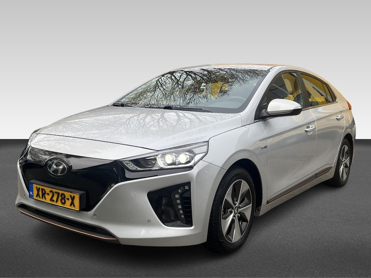 Hyundai IONIQ - Premium EV | Achterstoelen verwarmd | Achteruitrijcamera | Airco (automatisch) - AutoWereld.nl
